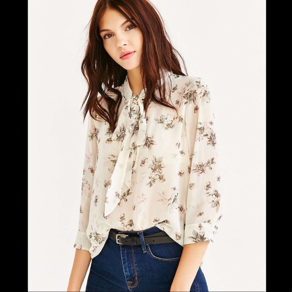 UO | Kimchi Blue | Olivia Floral Tie Neck Blouse - Picture 12 of 12